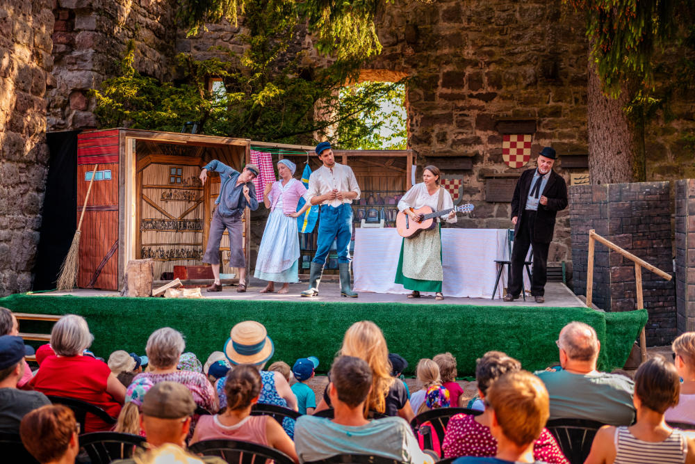 Theatervielfalt in Freudenstadt: Vier Tage, drei Stücke – von Lindgren bis
Mantel-und-Degen-Abenteuer